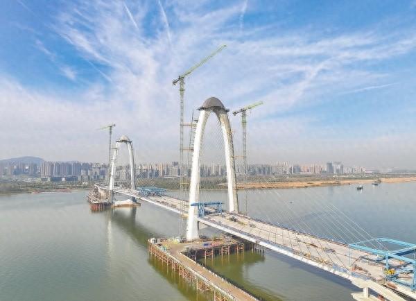 湖南单体投资最大市政斜拉桥主桥合龙，年底有望通车