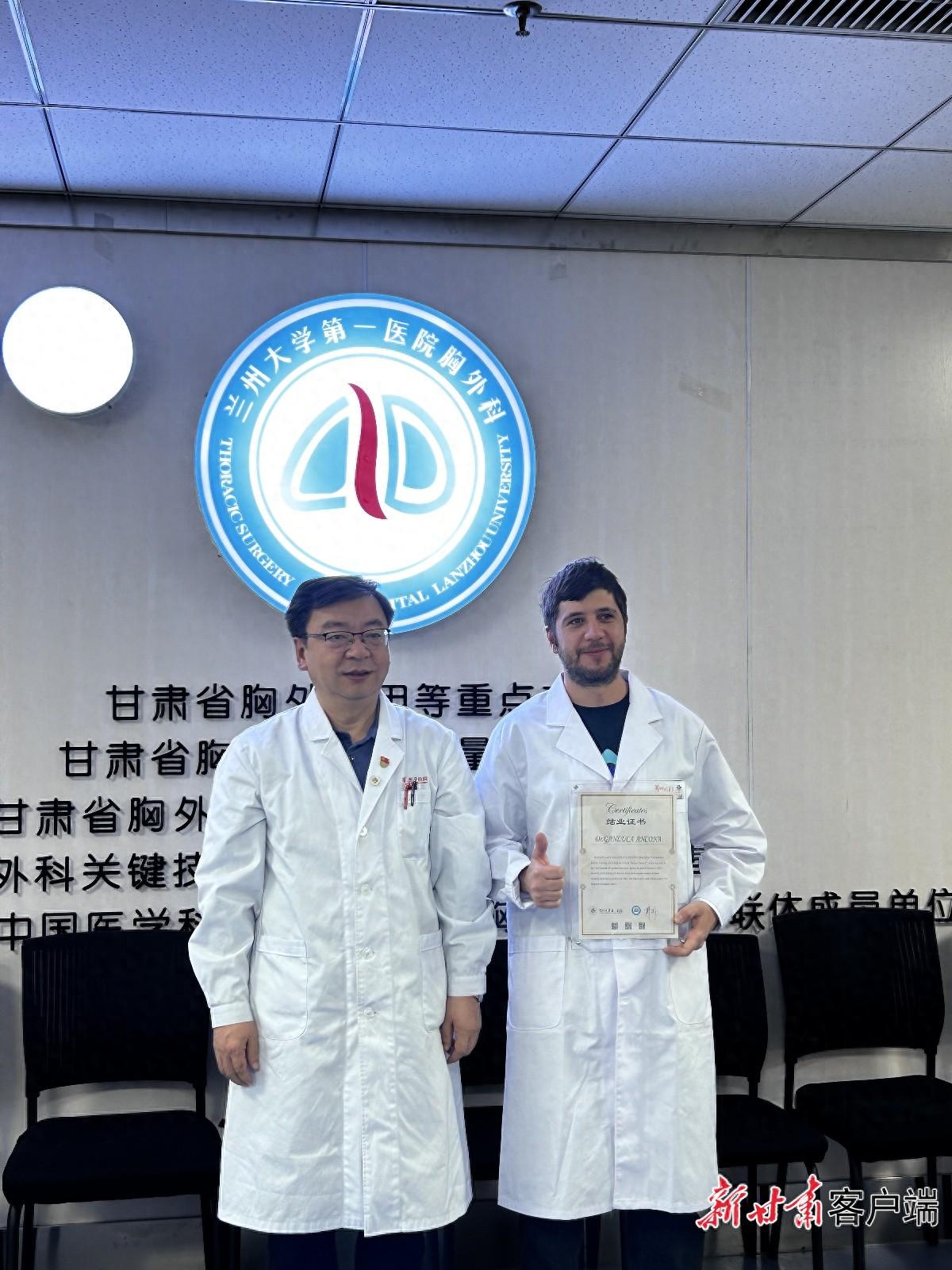 首位胸外科国际高级进修医生在兰大一院结业，他的中文名叫光明  第1张