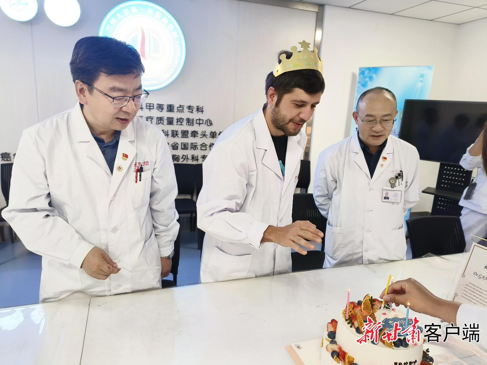 首位胸外科国际高级进修医生在兰大一院结业，他的中文名叫光明  第3张