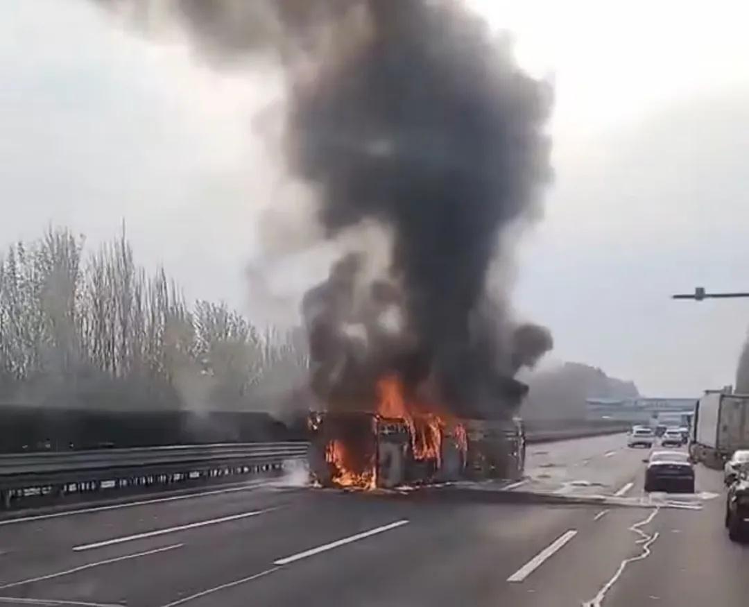 辽宁沈阳一客车起火，30 多名伤者无生命危险，事故现场已拆除  第2张