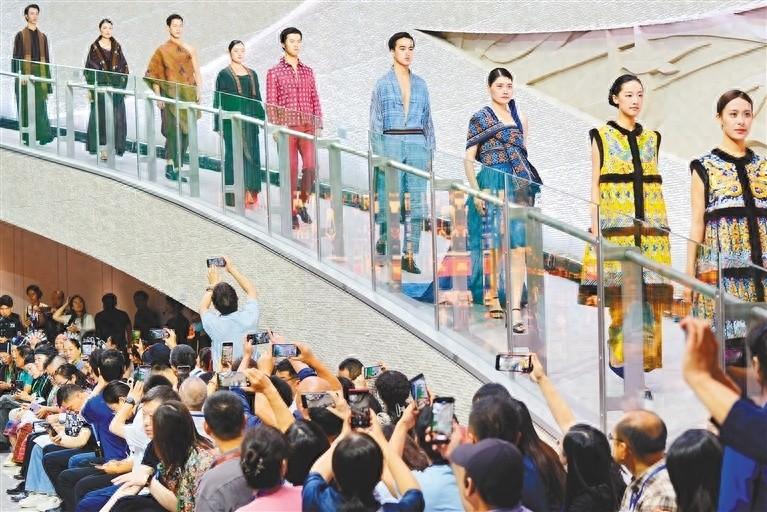 11 月 8 日，海南省非遗展示中心，四大非遗服饰 T 台走秀，惊艳全场  第1张