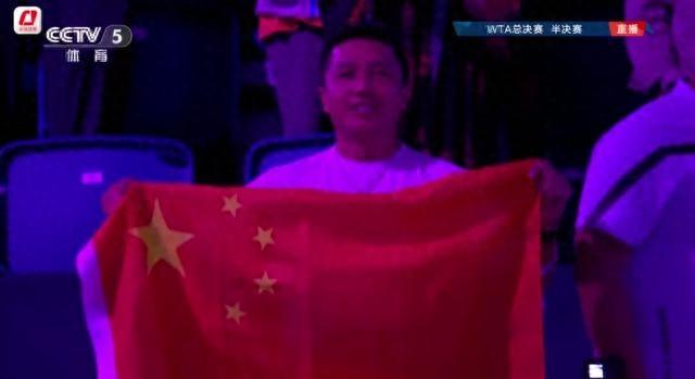 郑钦文首战 WTA 年终总决赛，连赢两盘晋级决赛，现场氛围棒极了  第1张