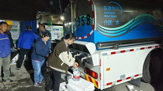 突发！水管爆裂，近 200 户居民用水告急，他们争分夺秒……  第3张