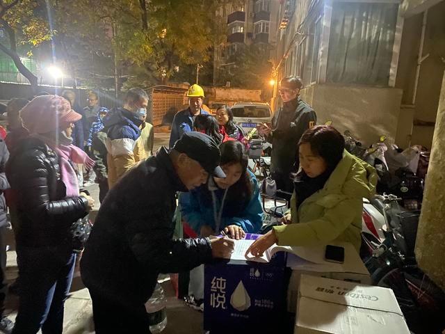突发！水管爆裂，近 200 户居民用水告急，他们争分夺秒……  第4张