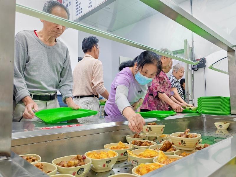 社区食堂：让老人在家门口品尝幸福味道，章贡区优化布局获赞  第2张