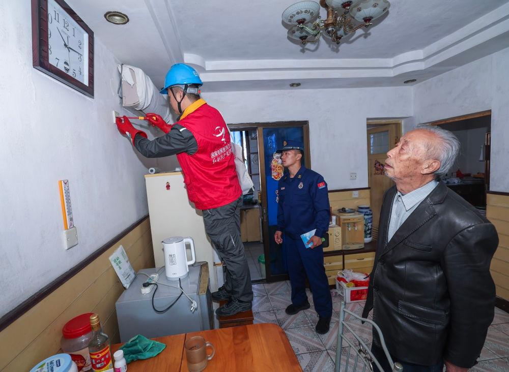 119 消防日前夕，湖州供电公司为老旧小区电表箱安装智能灭火装置，保障百姓安全过冬  第2张