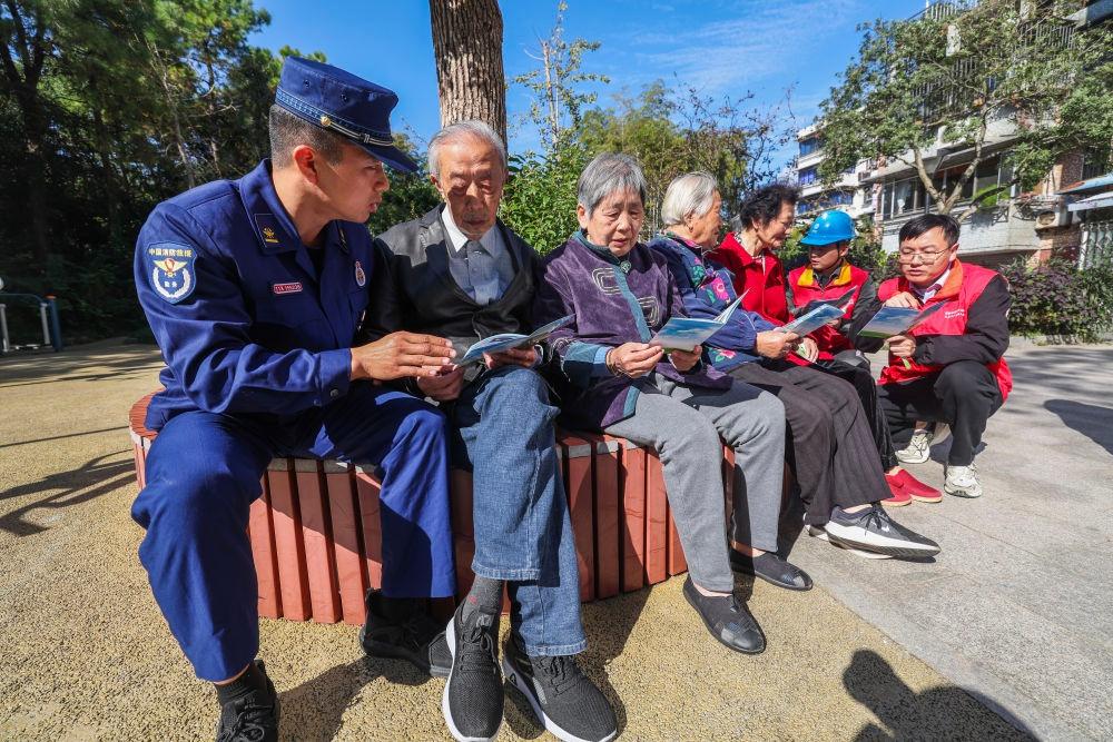 119 消防日前夕，湖州供电公司为老旧小区电表箱安装智能灭火装置，保障百姓安全过冬  第3张