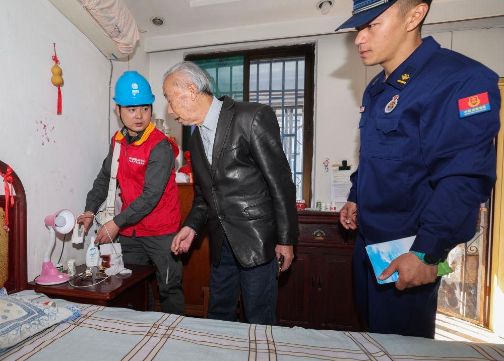 119 消防日前夕，湖州供电公司为老旧小区电表箱安装智能灭火装置，保障百姓安全过冬  第4张