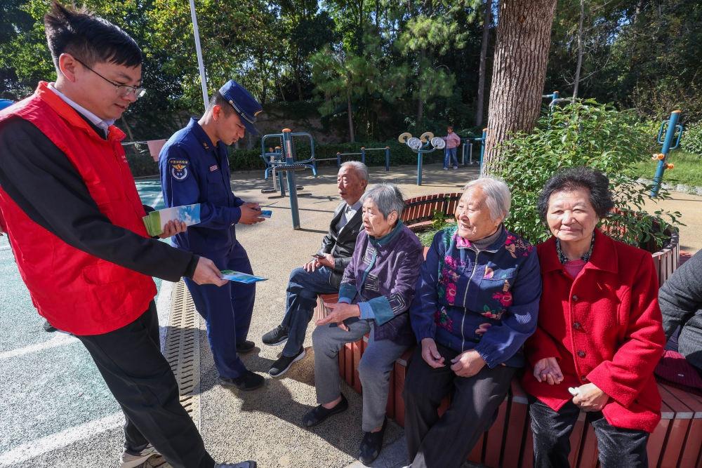 119 消防日前夕，湖州供电公司为老旧小区电表箱安装智能灭火装置，保障百姓安全过冬  第6张