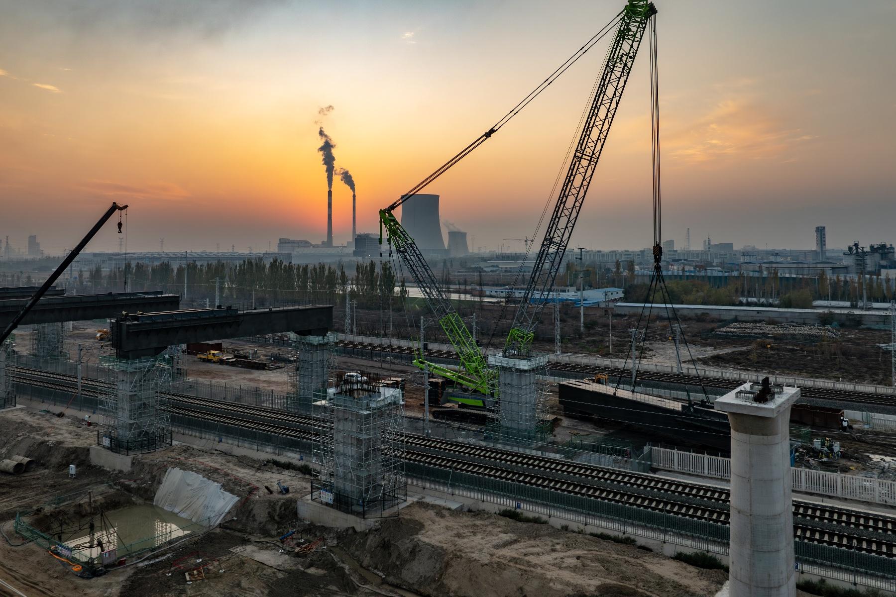 历经五夜奋战！银巴铁路跨银兰高铁特大桥钢盖梁吊装顺利完成  第5张