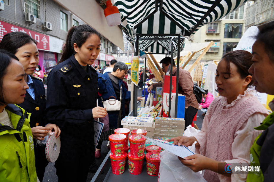 鹤城区网红集市街火热开市，市场监管局全力护航，让你吃得安心，买得放心