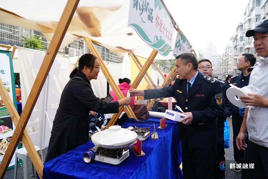 鹤城区网红集市街火热开市，市场监管局全力护航，让你吃得安心，买得放心  第2张