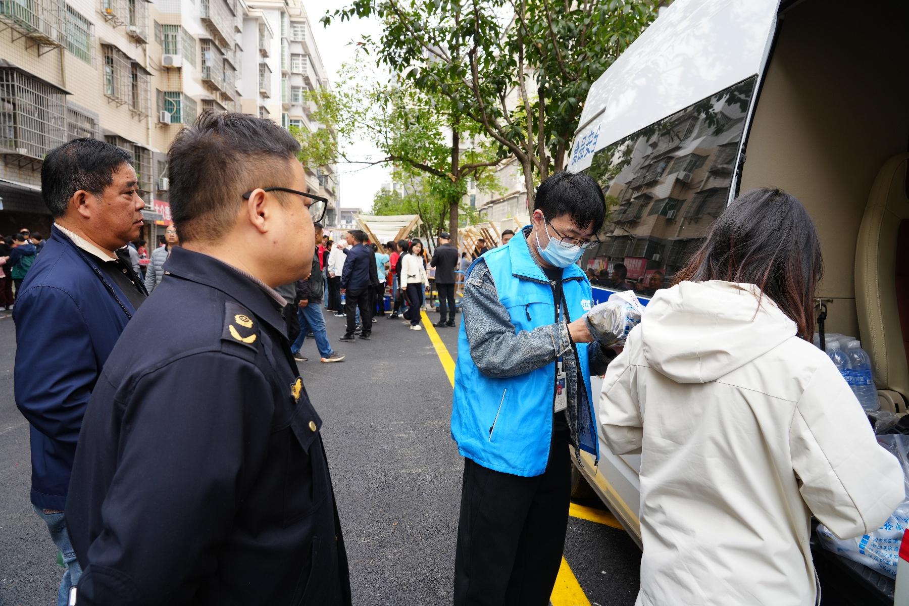 鹤城区网红集市街火热开市，市场监管局全力护航，让你吃得安心，买得放心  第3张
