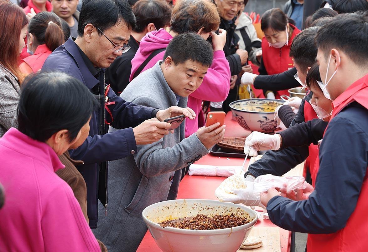 初冬咥一口热烧饼夹油泼辣子，热汗涔涔浑身舒展开  第5张