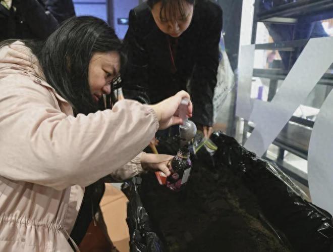 德国邵宾纳剧院来沪演出，观众竟自带锅碗瓢盆把舞台上的土带回家