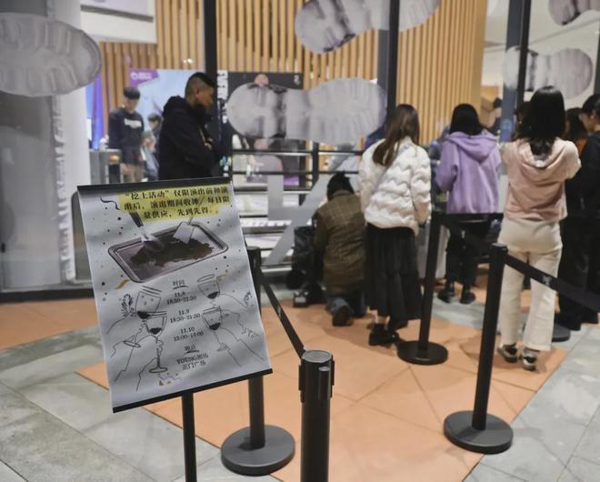 德国邵宾纳剧院来沪演出，观众竟自带锅碗瓢盆把舞台上的土带回家  第9张