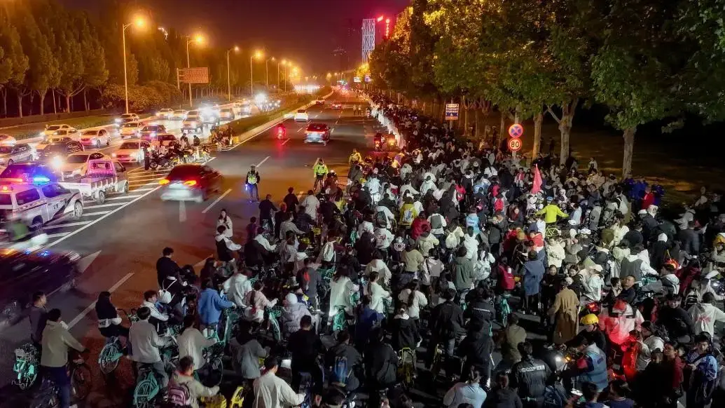 数万人夜骑开封！这是青春具象化还是安全隐患？  第1张