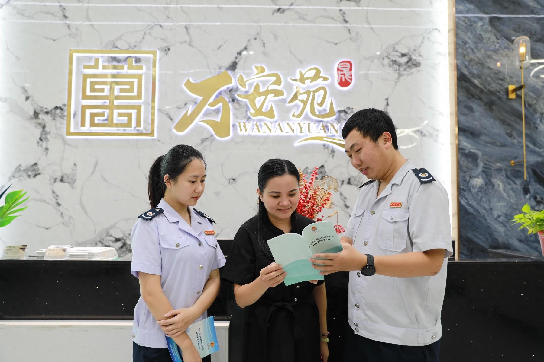 税务人员亲自讲解税费政策，企业发展底气十足  第1张