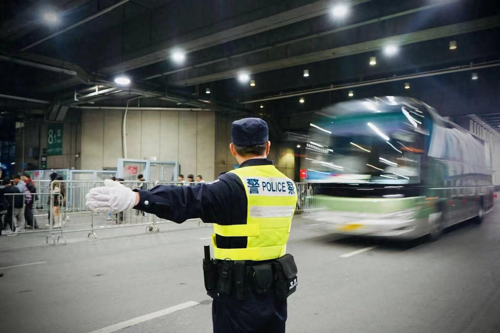 第七届进博会开幕，单日入馆人流超 18 万人次，创历届新高  第1张