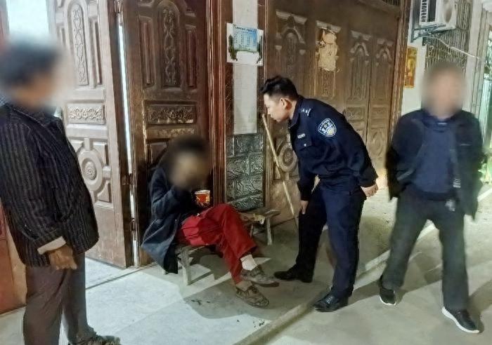 镇巴公安：深夜救助孤寡老人，帮群众找回丢失山羊  第1张