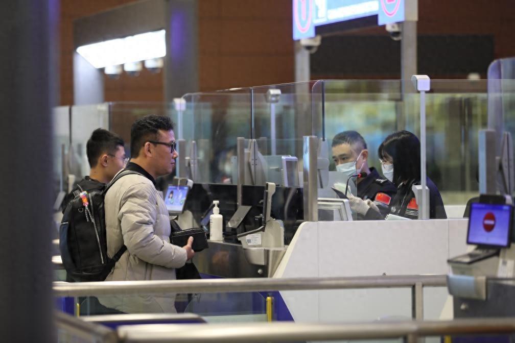 免签政策正式生效！百余名旅客率先体验，免签国家范围扩大，省时又省钱  第1张