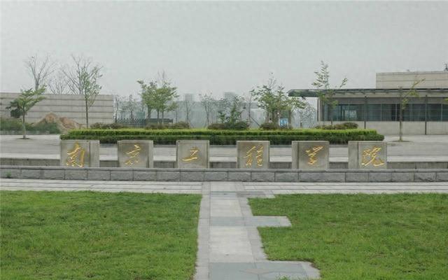 空气能普及，热泵热水系统成学校新宠，中广欧特斯引领校园热水新时代  第1张