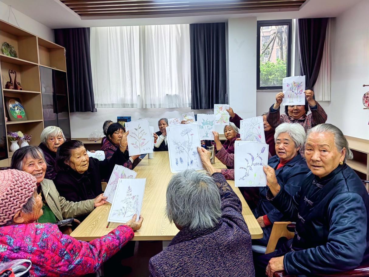 史河街道万佛社区：多彩银龄，妙笔生花，趣味涂色活动让老人乐开怀  第2张