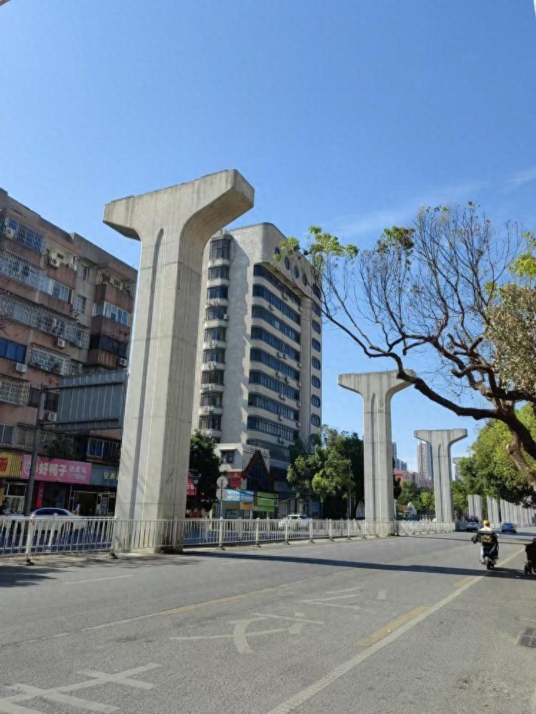 柳州轻轨梦碎，烂尾墩柱何去何从？记者实地探访