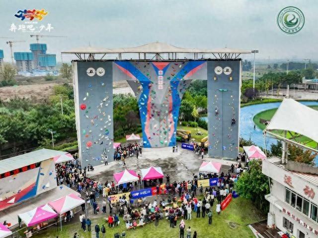 313 名小选手齐聚四川旅游学院攀岩场，一争高下！你敢来挑战吗？