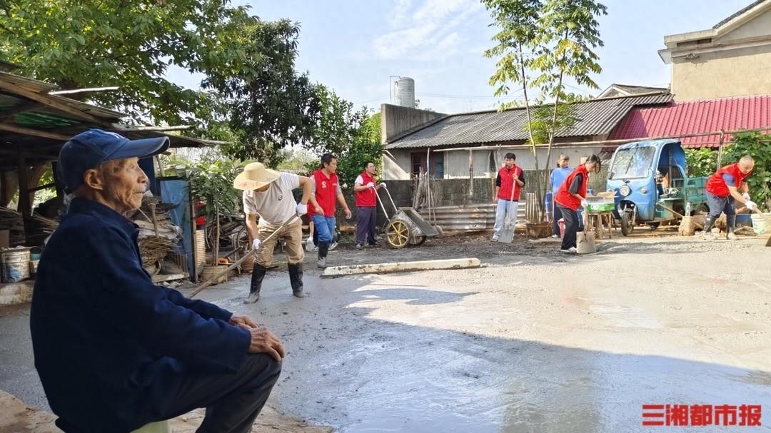 20 余位志愿者为 80 岁独居老人修路，解决出行难题  第1张