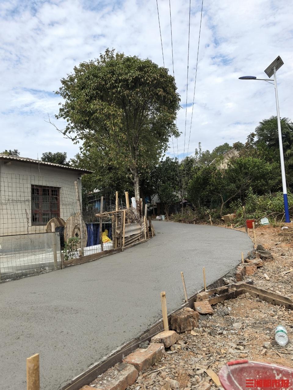 20 余位志愿者为 80 岁独居老人修路，解决出行难题  第3张