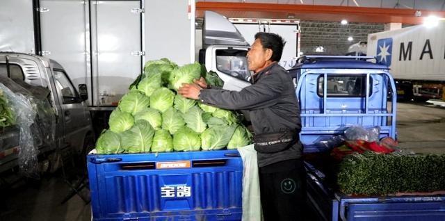 凌晨 1 点的河北首衡高碑店市场，菜农们的笑容背后隐藏着什么？  第3张