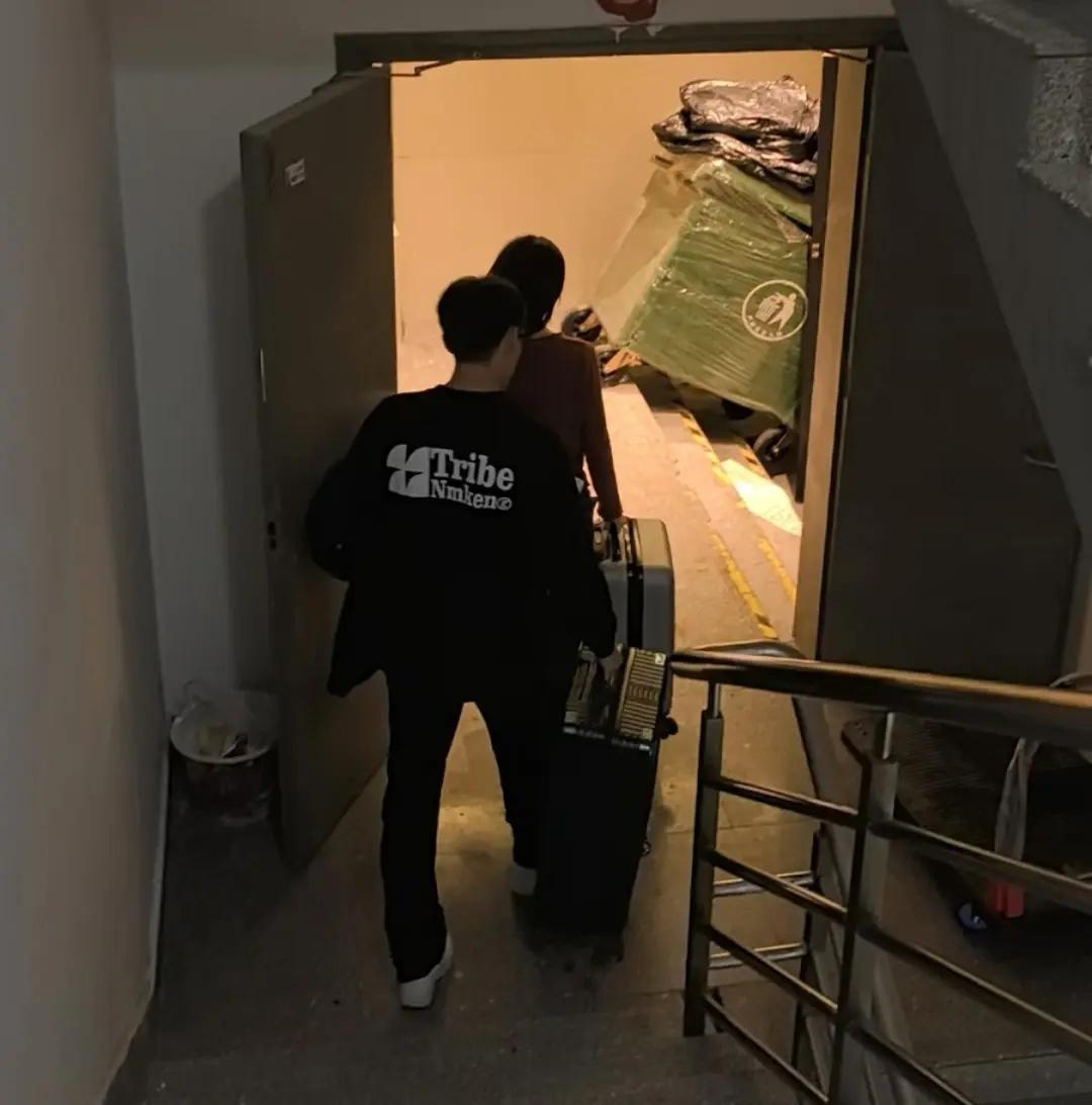 电梯故障引恐慌，每趟限乘 8 人！物业贴温馨提示竟遭质疑？  第3张