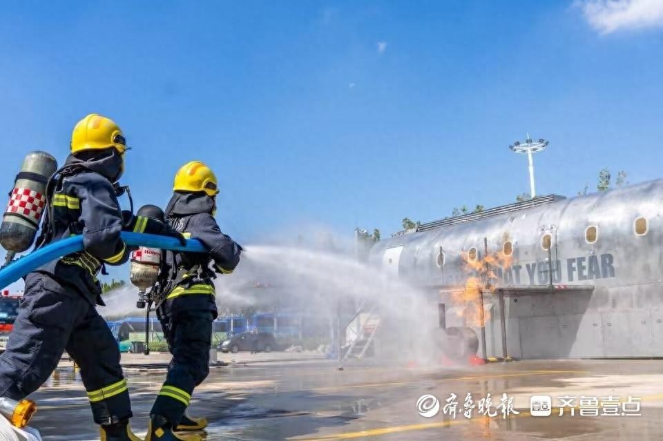 青岛机场消防救援队伍在紧急拉练比武中勇夺团体一等奖和 4 个个人一等奖