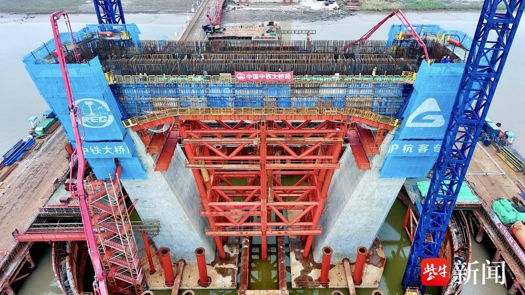 世界最大跨度！崇启公铁长江大桥主塔下横梁首层浇筑完成  第4张