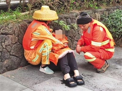 落水女子命悬一线，环卫工人挺身而出，生死瞬间传递满满正能量  第2张
