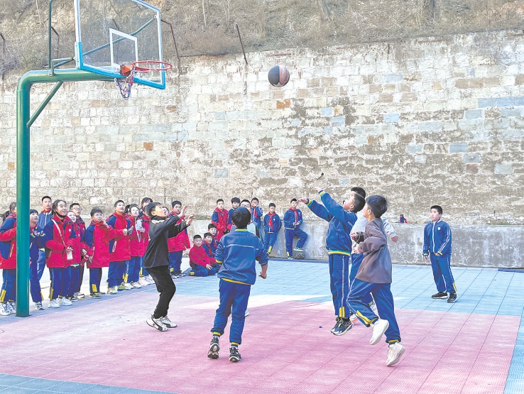 冬日暖阳下的校园运动会：汗水与欢笑交织，少年风采尽显  第2张