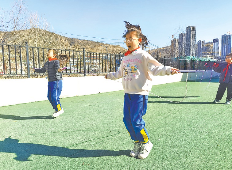 冬日暖阳下的校园运动会：汗水与欢笑交织，少年风采尽显  第3张