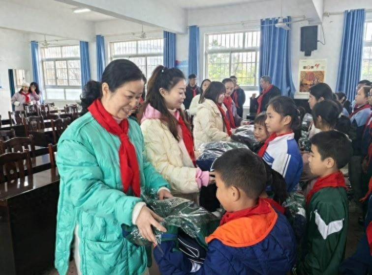 2880元爱心义卖，城乡学生结对帮扶留守儿童，温暖寒冬中的希望