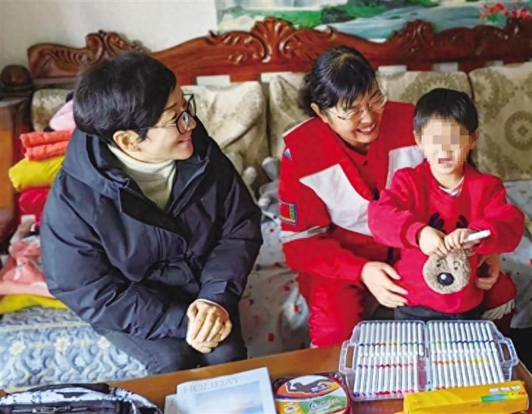 两小时妈妈志愿服务团队暖心行动：失孤儿童小能能重拾生活希望  第1张