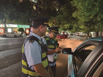 关岭自治县出租车百日攻坚：整治违规行为，提升服务质量，你坐的车安全吗？  第1张