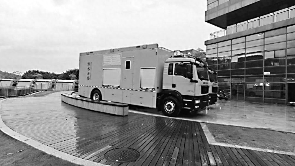 福州引进3台电启动式大容量排水车，每小时能喝掉3800立方米水，城市排水能力大跃升