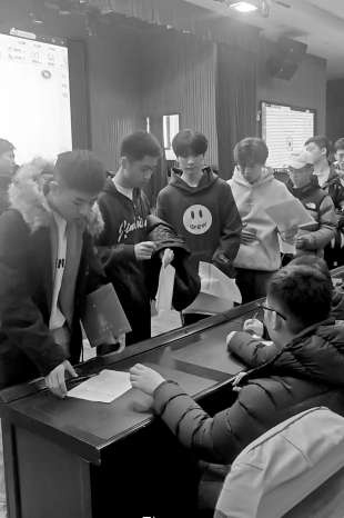 2025年民航招飞辽宁初选沈阳站落幕，180多名考生角逐飞行梦想，新增PAT测试成最大挑战  第1张