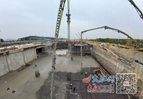昌九高铁昌北机场站中板混凝土浇筑完成，站台层主体结构完工，为乘客提供高效换乘体验