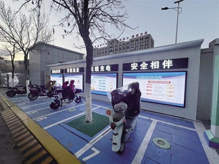 免费无线充电！呼和浩特市消防救援支队引领电动自行车安全新风尚