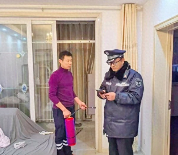无巧不成书！社区英雄吴全录破窗救火，守护家园的惊险一刻  第1张