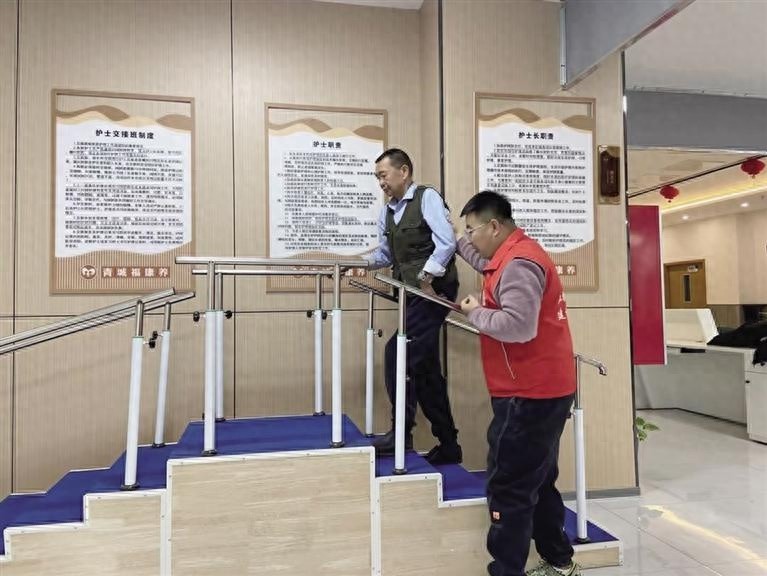 家门口的康复奇迹：老人脑梗后独立完成训练，社区康复中心温暖人心
