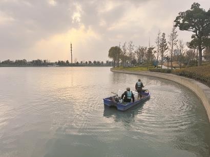 兰香湖水质突变，市民惊呼‘泥汤’再现！养护人员紧急行动揭秘湖水浑浊真相  第2张