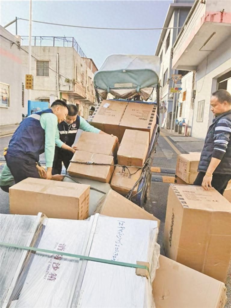 快递小哥上坡翻车，松岗网格员迅速援手，展现城市英雄风采  第1张