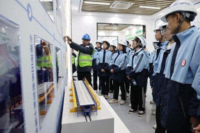 叶鲁高速：万名工程师进课堂，企校共筑强国梦，打开青少年爱国新窗口  第1张